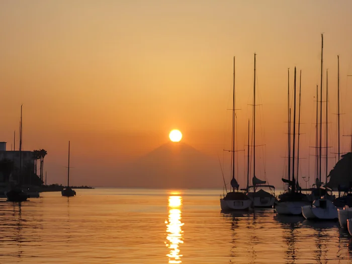 ヨットハーバーに沈む夕日